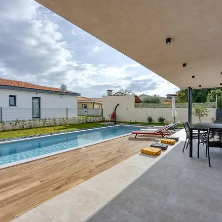 Gigi With Private Pool - Happy *