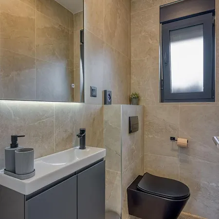 Gigi With Private Pool - Happy *