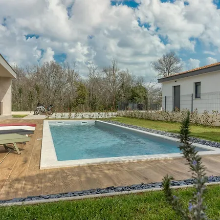 Gigi With Private Pool - Happy *